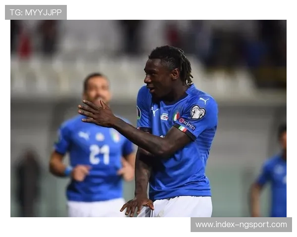 那不勒斯球迷致敬另类守护神两锋携手与神球王同辉再现蓝色荣耀